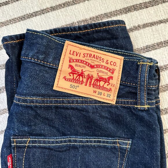 LEVIS (NWOT) - 501 Original Fit Men's Jeans (30Wx32L) - Picture 2 of 4